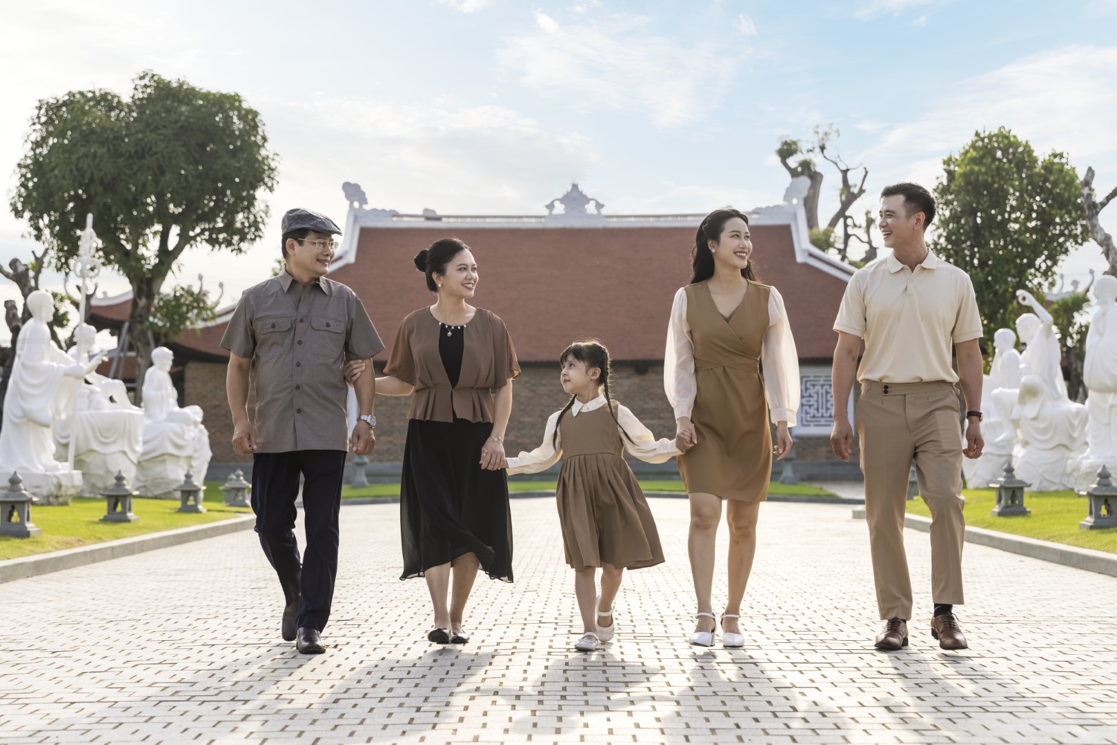 Khách hàng đi tham quan Dự án Công viên Nghĩa trang Thiên Đường 