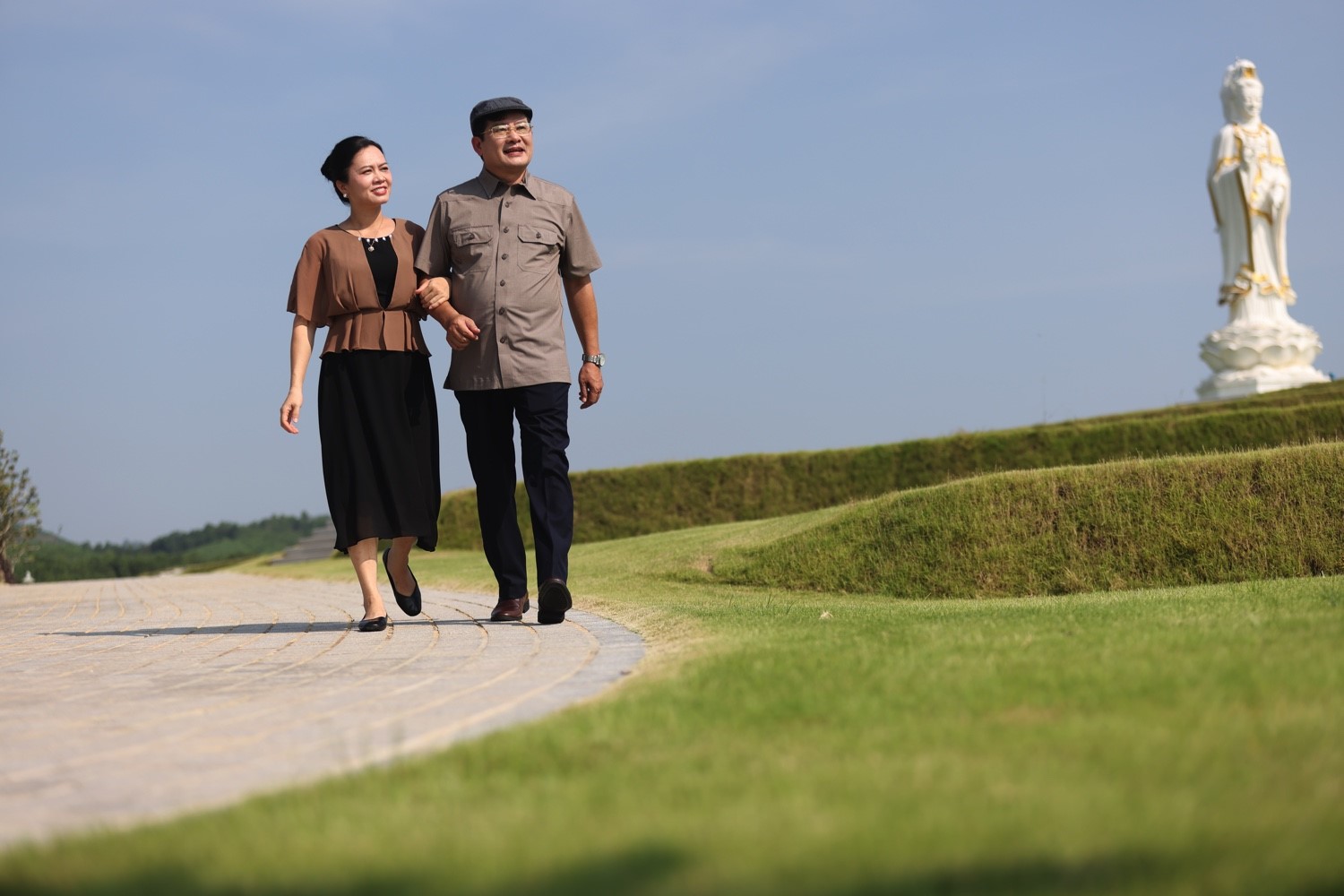 Khách hàng đi tham quan Dự án Công viên Nghĩa trang Thiên Đường 