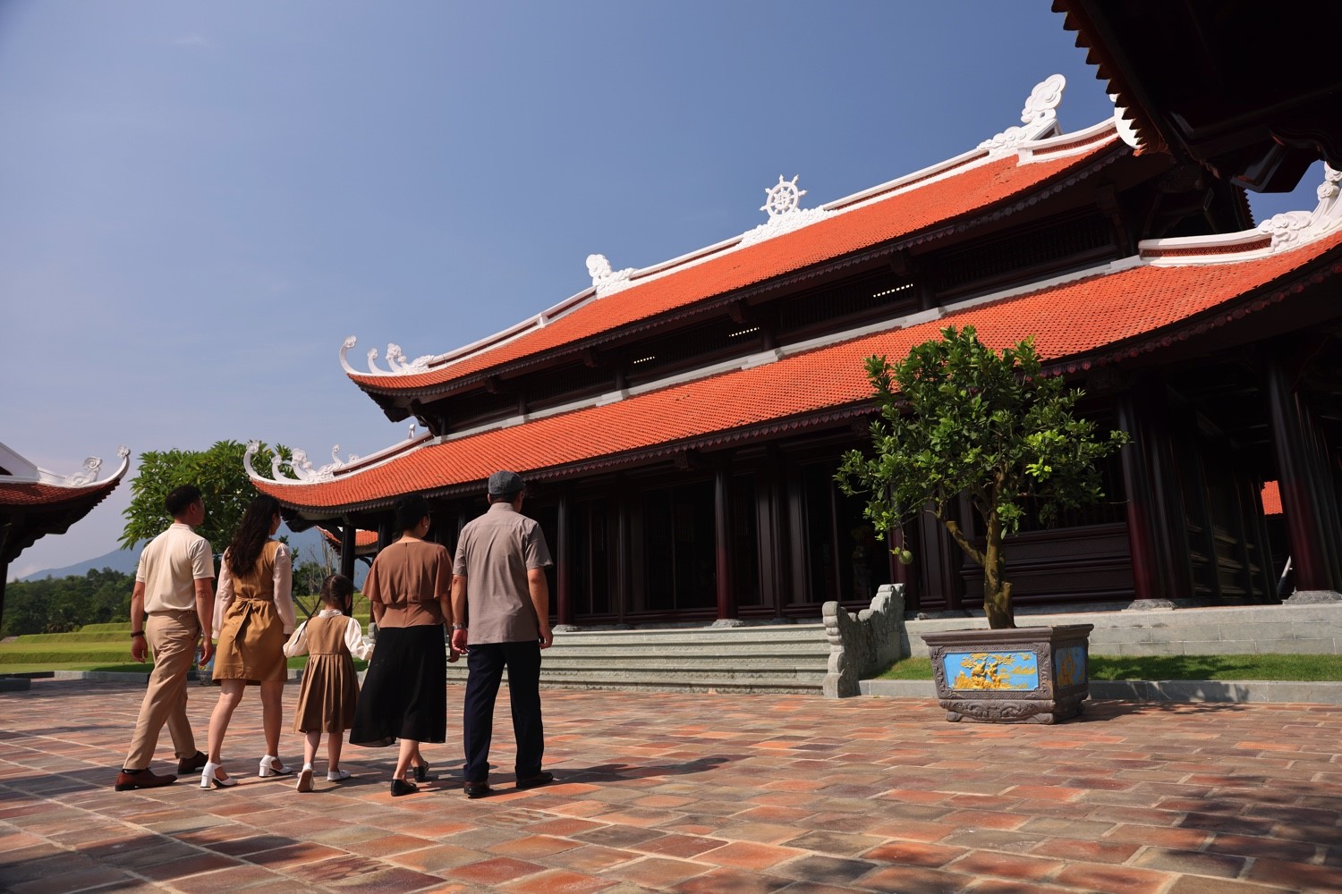 Khách hàng đi tham quan Dự án Công viên Nghĩa trang Thiên Đường 