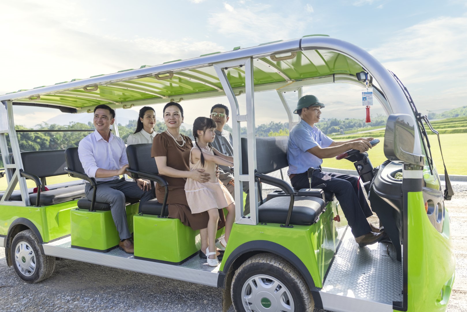 Khách hàng đi tham quan Dự án Công viên Nghĩa trang Thiên Đường 